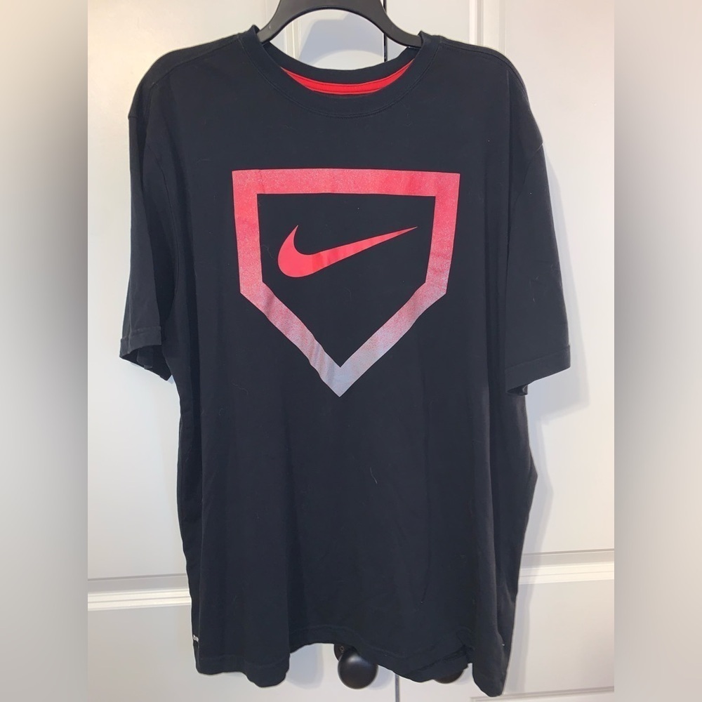 Nike Men's Black and Red T-Shirt